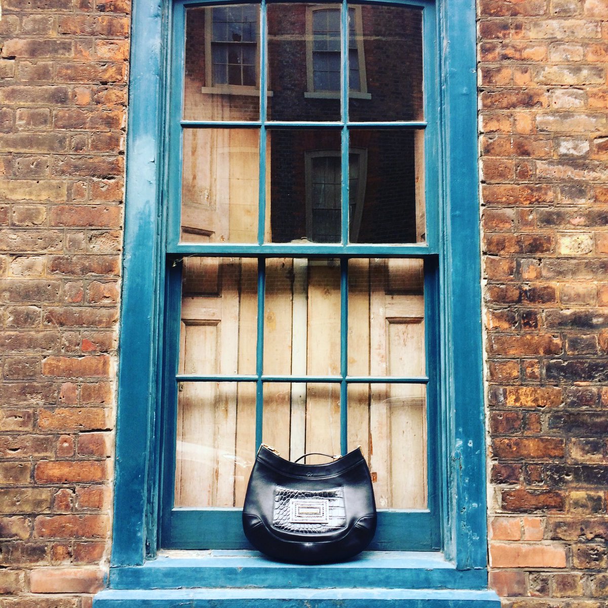 ShareOurStyle's tweet photo. We're all about @anyahindmarch Nial #bag today. Let's #ShareOurStyle #tuesdaythoughts #slowfashion #borrowdontbuy #sharingeconomy https://t.co/arIRjNUOlD