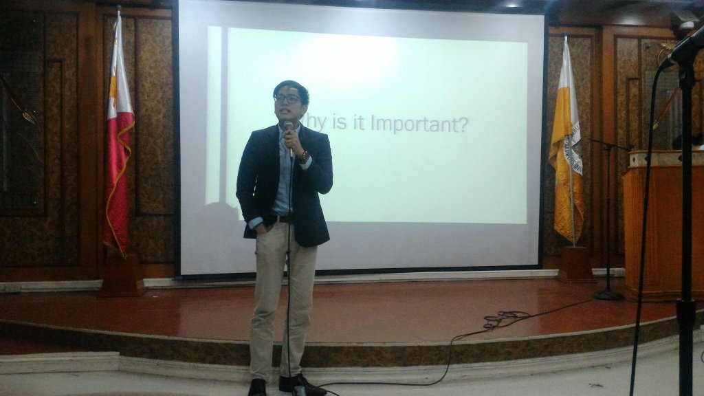 UST_LMSOC's tweet photo. Mr. Charles de Belen, our second speaker, is now discussing the relations of Human Rights and Debate. #DLS2017 https://t.co/7gC7nfz1BA