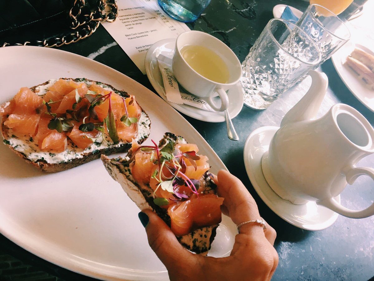 ChezCocoBcn's tweet photo. Tu desayuno perfecto: ~tostada de salmón y queso fresco con hierbas~ 😋 #chezcocó #healthyfood #healthy #breakfast https://t.co/gak8Wpohcq