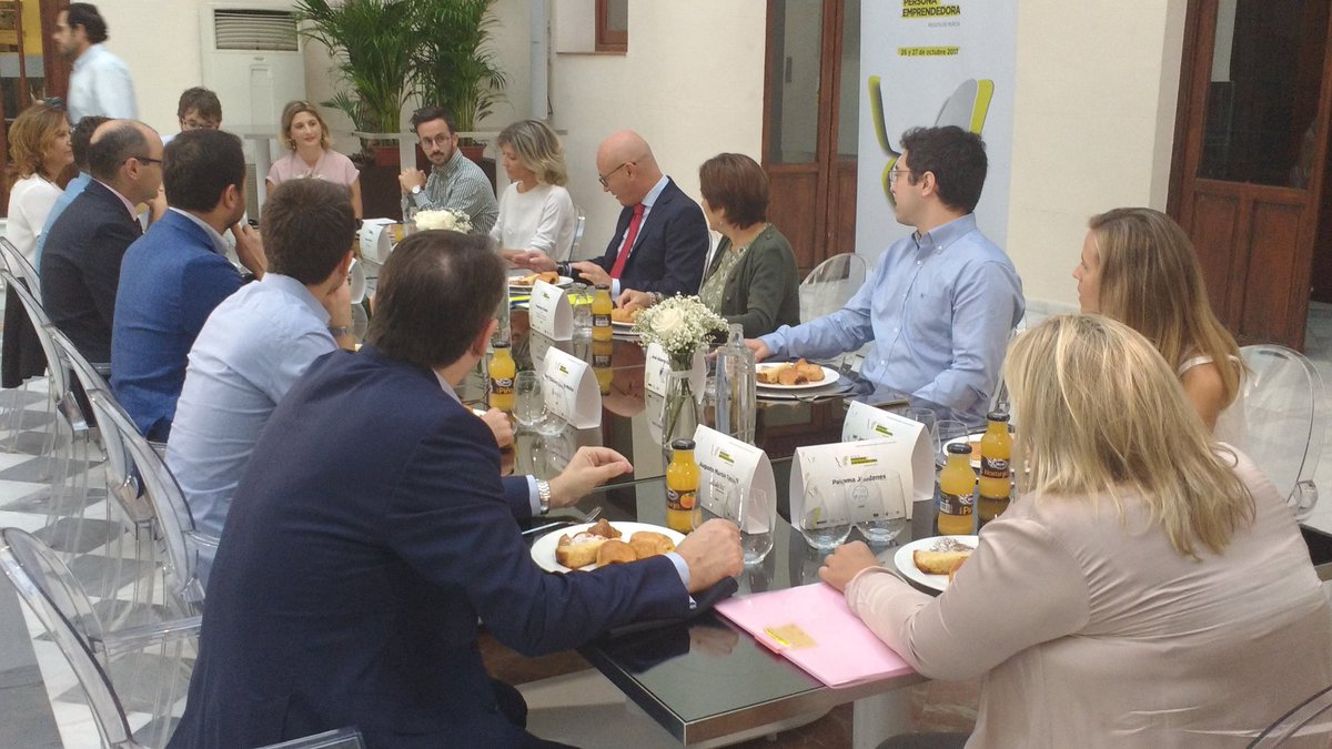 ArmadaAlvaro's tweet photo. Presentando Día de la Persona Emprendedora #Murcia #diape17 @infoRMurcia escuchando las necesidades de emprendedores https://t.co/avHi8PPgAK https://t.co/HJR8gwadZu