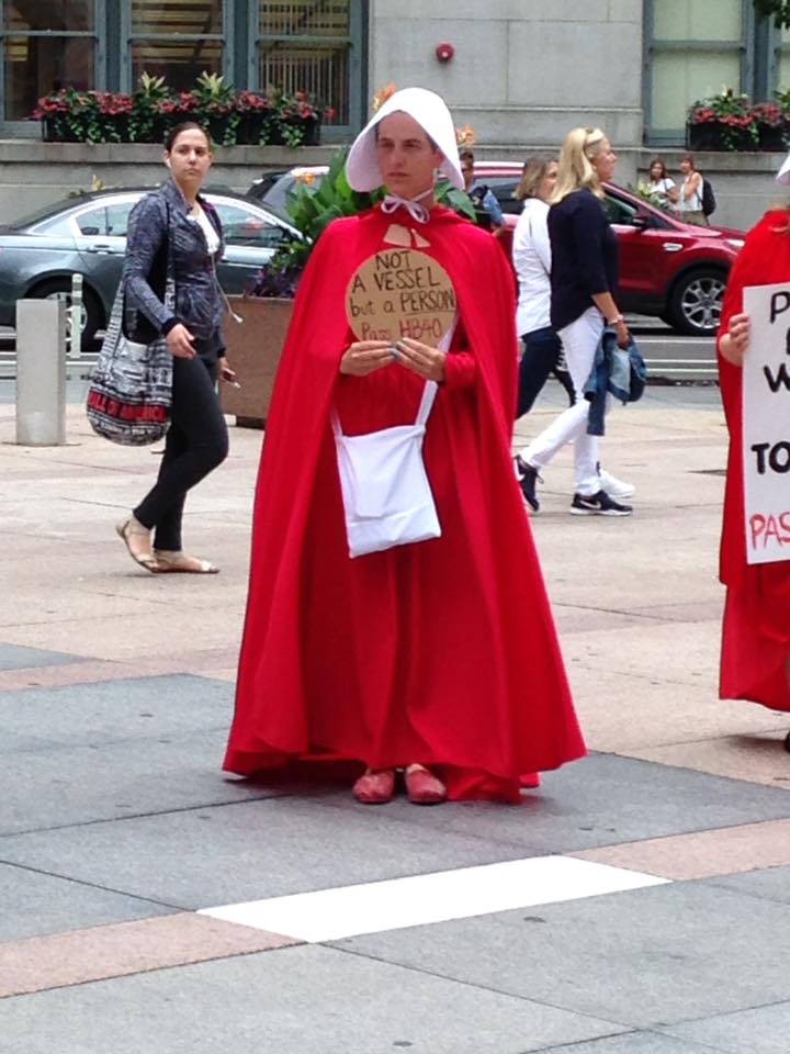 indivisible9IL's tweet photo. #Handmaids4HB40 urge @GovRauner to #SignHB40 #twill https://t.co/dixKKtHNlY