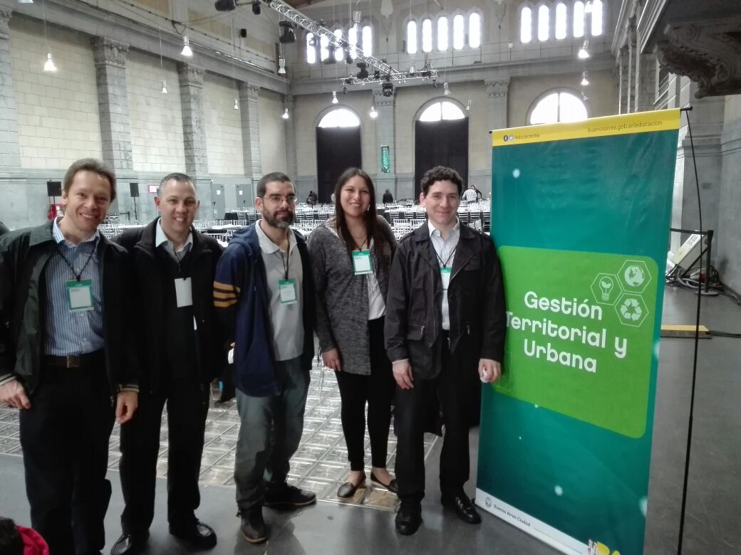 lu_cassen's tweet photo. Hoy @VolunTelefonica en #Hackaton #DesafíosCientíficos2017! Ya comienza en @UsinadelArte !! @fundacionTef_ar #innovación #educacion https://t.co/OG7OXztFC6