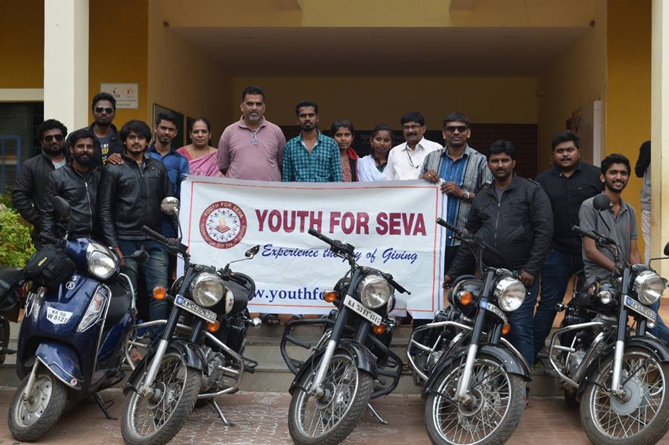 yfs_official's tweet photo. #Yfs #Bengaluru Sparsh foundation with #BikersForSeva
Bikers #inspiredkids with their travel stories & distributed stationary/sweets.
#YFS10 https://t.co/5evemDiC2v