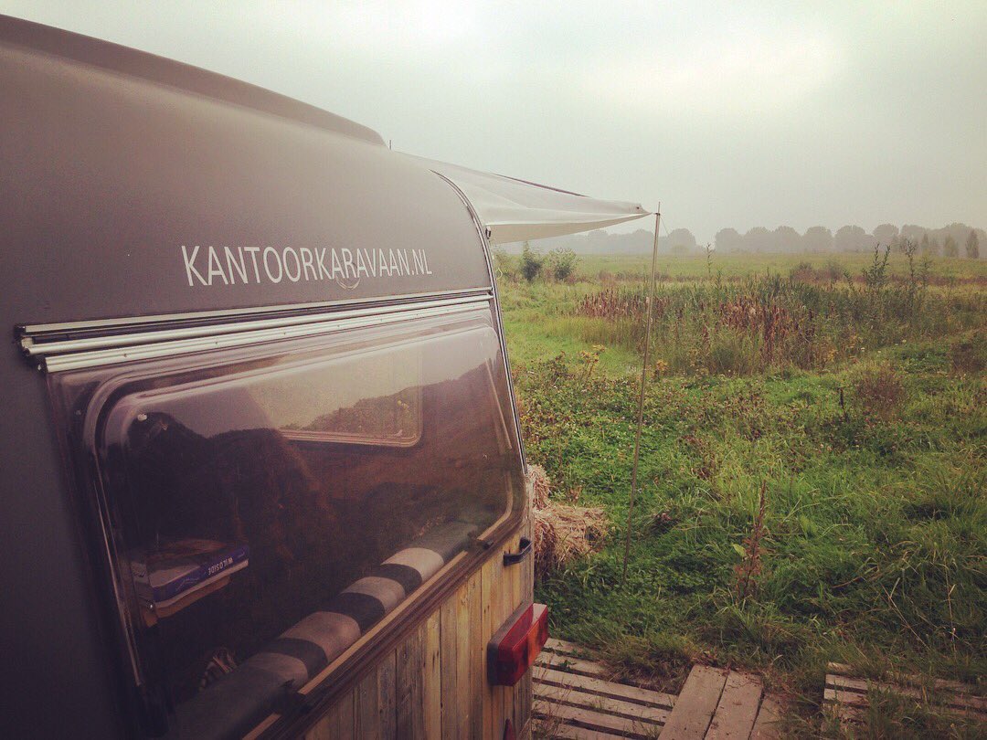 LowCarDietNL's tweet photo. Met #lowcardiet voorjaarswinnaar MN een workshop houden in de @KantoorKaravaan ! #mobiliteit #amsterdamwest #natuur #workshops https://t.co/7e0UQcWhEk
