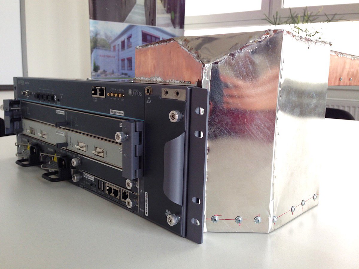 Fastercz's tweet photo. Úprava sání aneb router s komínem připraven!
#diy #zelenadata #DataCenter #brno #unikat #router #juniper @JuniperNetworks #pripravsenazimu https://t.co/JxtPZj5eem