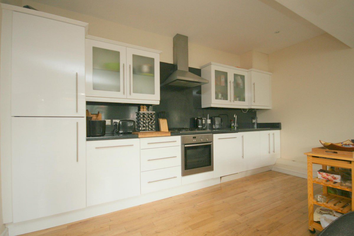 This 1-bed apartment is one of many great #properties we have on offer in #Ewell ldrs.ly/oOoRs