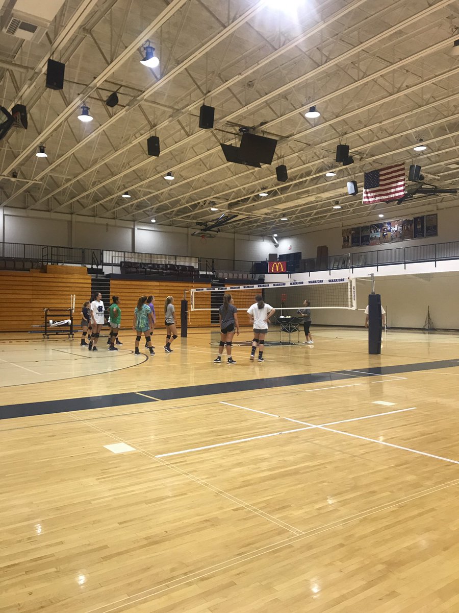 WhiteCoVBall's tweet photo. These girls don't quit! They are working while others are sleeping...#fighters #WCVB #2k17 https://t.co/rHtz61Q9Wc