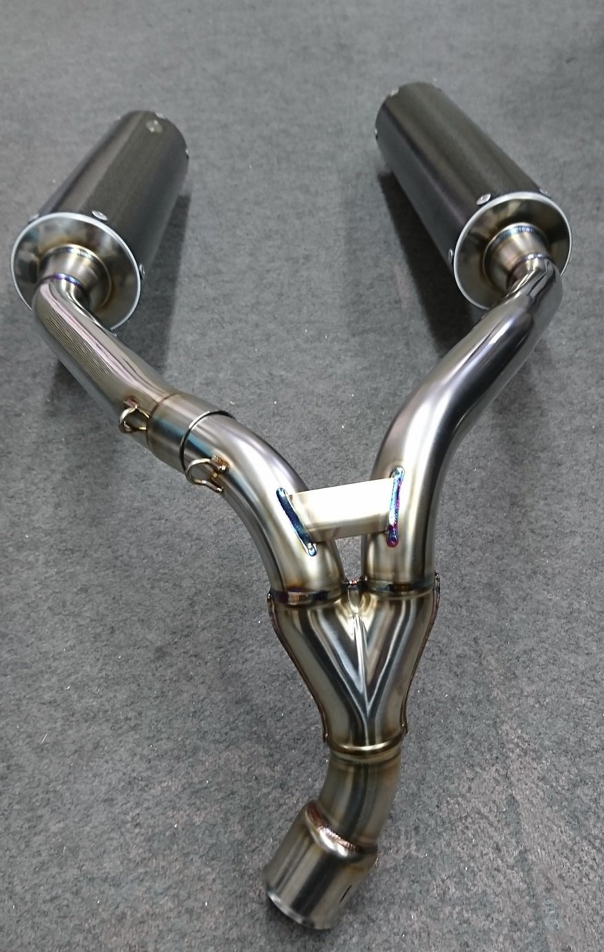 ヤマモトレーシング Hornet250のマフラーが弊社してはまだ売れ続けています 写真はスリップオンの2本出しカーボンですが フルエキも1本出しもまんべんなく売れています どこかで流行ってるのでしょうか 因みに弊社がある伊賀地区ではめっきり見