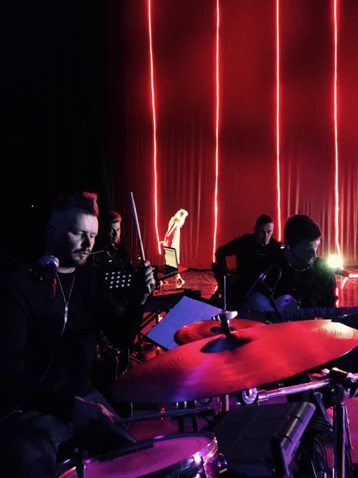 Dailes teātrī atsākas izrādes "Bannija Monro nāve". Muzicē <a href="/the_RYGA/">RYGA</a> . Lielākā daļa albuma dziesmu atrodama grupas albumā "Catch Her Groove"