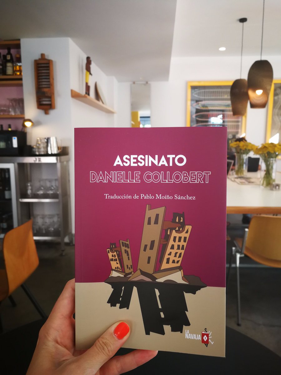 navajasuiza_ed's tweet photo. Lo mejor para un editor: la complicidad de sus lectores. #Collobert y su libro 'Asesinato', han comenzado a tomar las calles. Mándanos tu 📸 https://t.co/eMQJPUrx5o