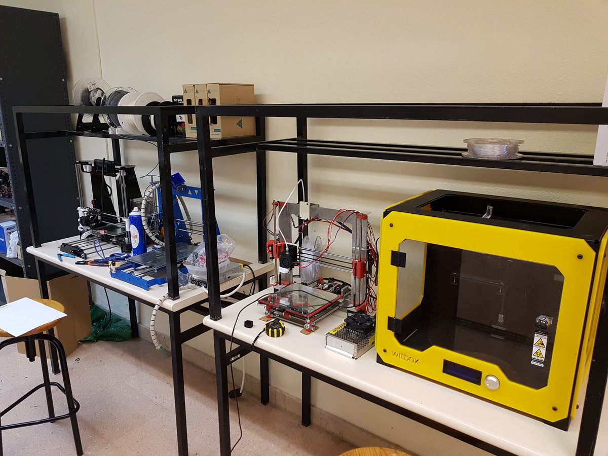 IEEEsbUZ's tweet photo. Estrenamos taller y que mejor que empezar dando la bienvenida a una nueva impresora en nuestra colección @EINAunizar https://t.co/D8m4WyfszJ