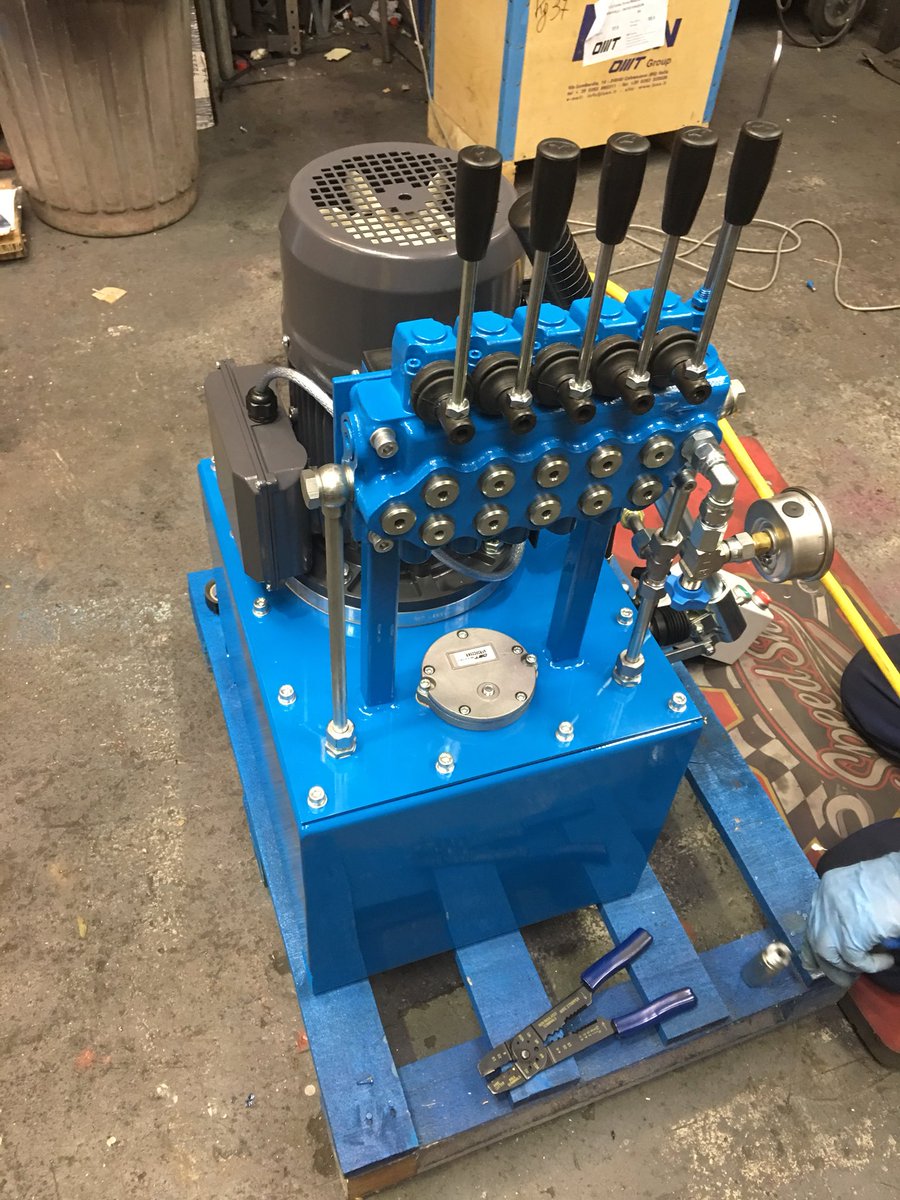 laptorobT's tweet photo. Lovely little pack manufactured last week, customer very happy with the result. Complete with hand pump back up too. 01142764430 https://t.co/fzsdM5zDBu