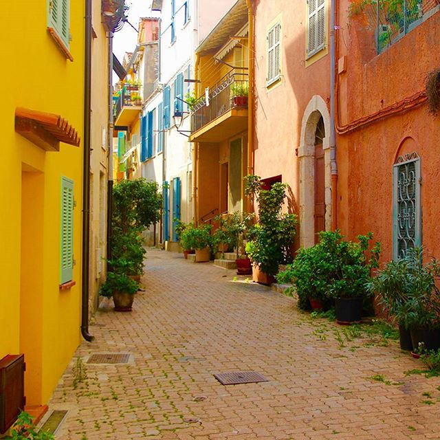 Tout le charme des ruelles de <a href="/Villefranche06/">Villefranche-sur-Mer</a>  
📷: <a href="/baptistesrd/">Baptiste Serrand</a>
#Myvillefranchesurmer #cotedazurfrance  #villefranchesurmer