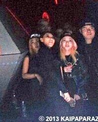 chaeraswapper's tweet photo. Dara yah, you playing baby Chae finger? Or finger interlocking 😂😂 #chaera https://t.co/O4TNClchfa