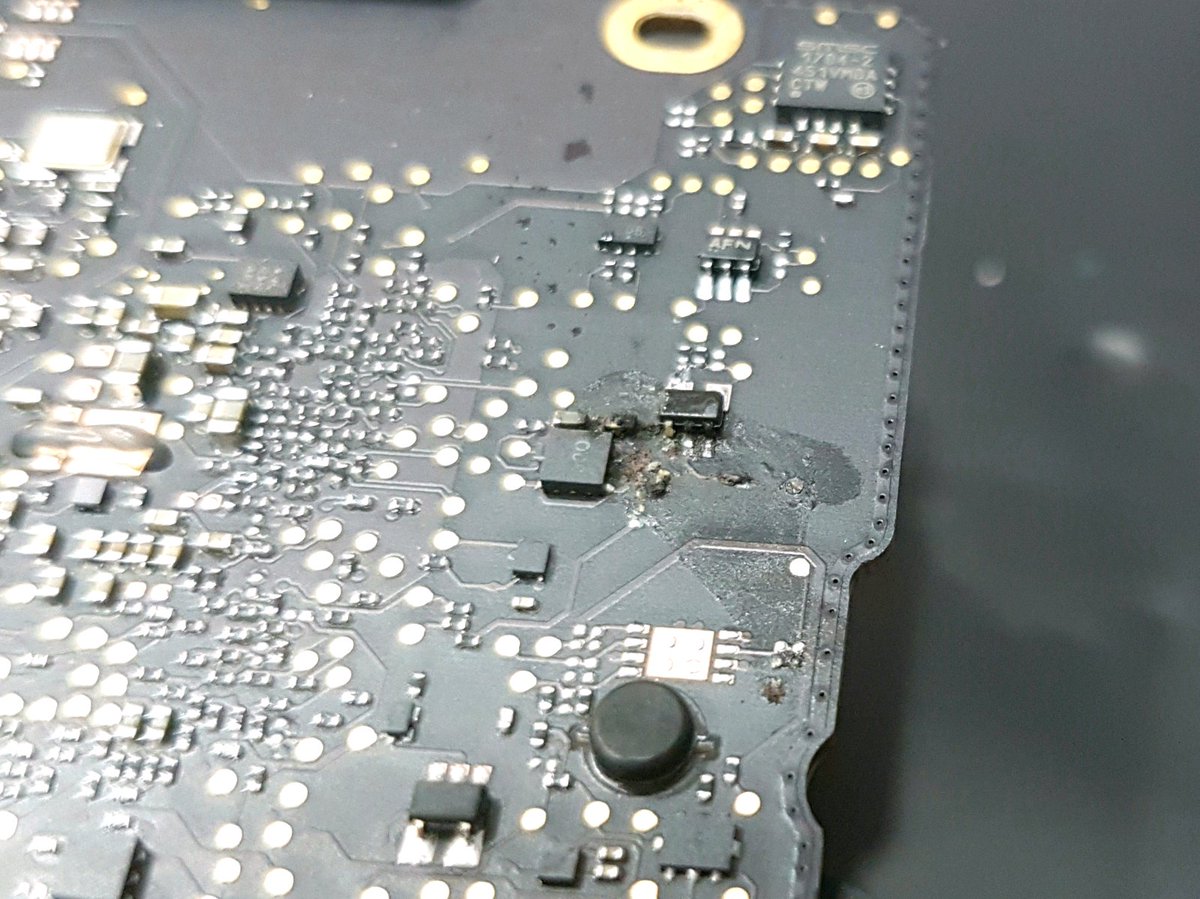 Raf_Green's tweet image. Troszkę wody i Macbook Pro się już nie włącza. #deadMac