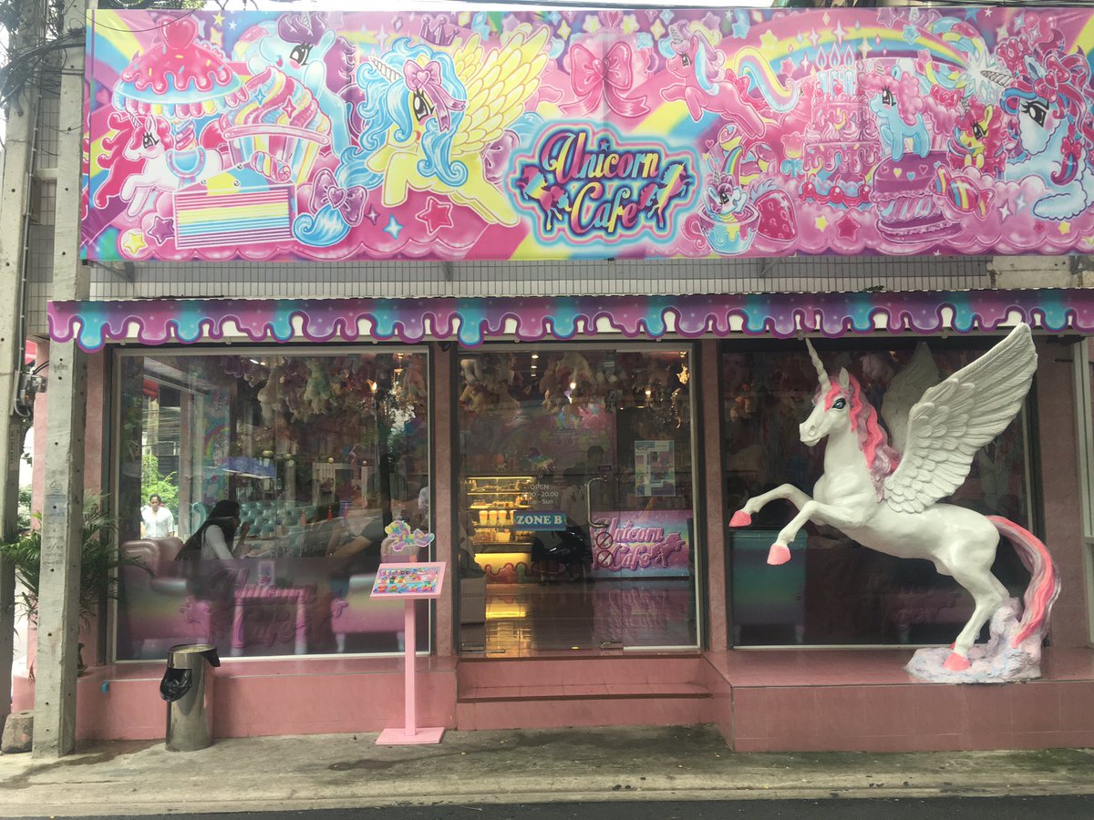 eve_acv's tweet photo. A mí me han dicho que #compartiresdeguapas así que @lavecinarubia debe saber que este lugar existe. Unicorn cafe en Bangkok https://t.co/pLnViZWLeP