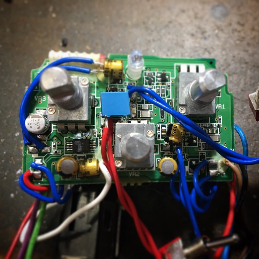 新旧BD-2の基板。左が新しいタイプでパーツだけでなく基板もかなり