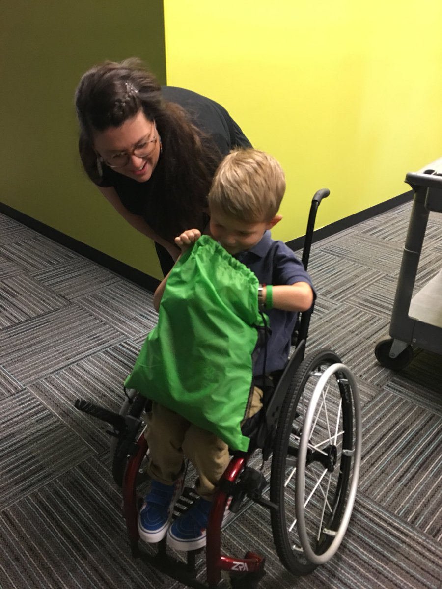 95sxHitMusicNow's tweet photo. Got a special visit from Miller who ❤️’s 95sx! 🎤😃🎧🎶 He even got a special swag bag! #gomillergo @SparkleSpice @LilStarrRadio @JohnnyOonair https://t.co/EmV43B7v1G
