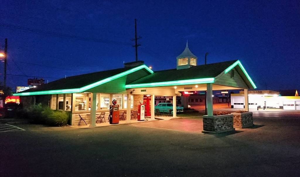 qinxiesays's tweet photo. Another shot of my motel - it's like I've stepped back in time. Now I do wish I was driving a Mustang! 
#springfie… https://t.co/JBzvvGRt6b https://t.co/VHldFu9gGh