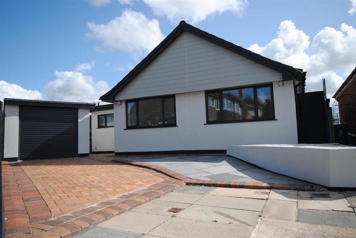 LeadersNorth's tweet photo. A delightful 3-bed bungalow - detached is now available in #Wigan, could it be your new home? https://t.co/GKtbDwaSv7 https://t.co/GVULjQ7J9W