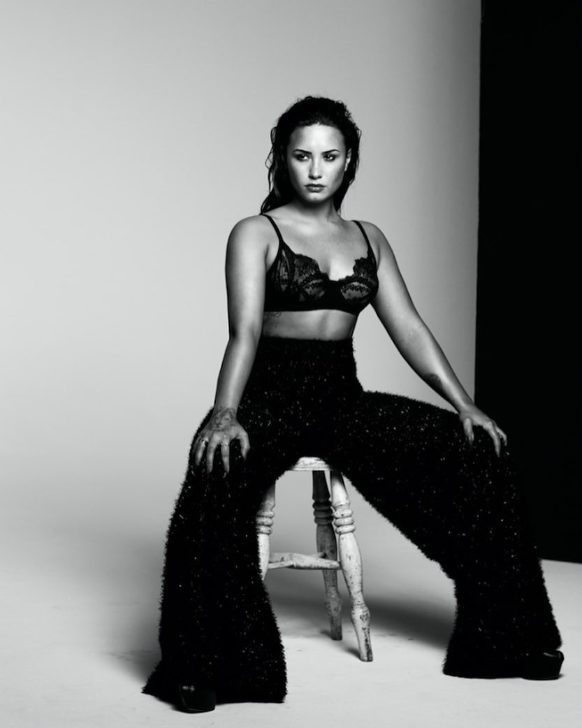 mediatavo's tweet photo. 3 Days until #TellMeYouLoveMe 'bright as technicolor I can tell that you can see' #3DaysUntilTMYLM #TMYLMpreorder https://t.co/U2mHBzyqwl
