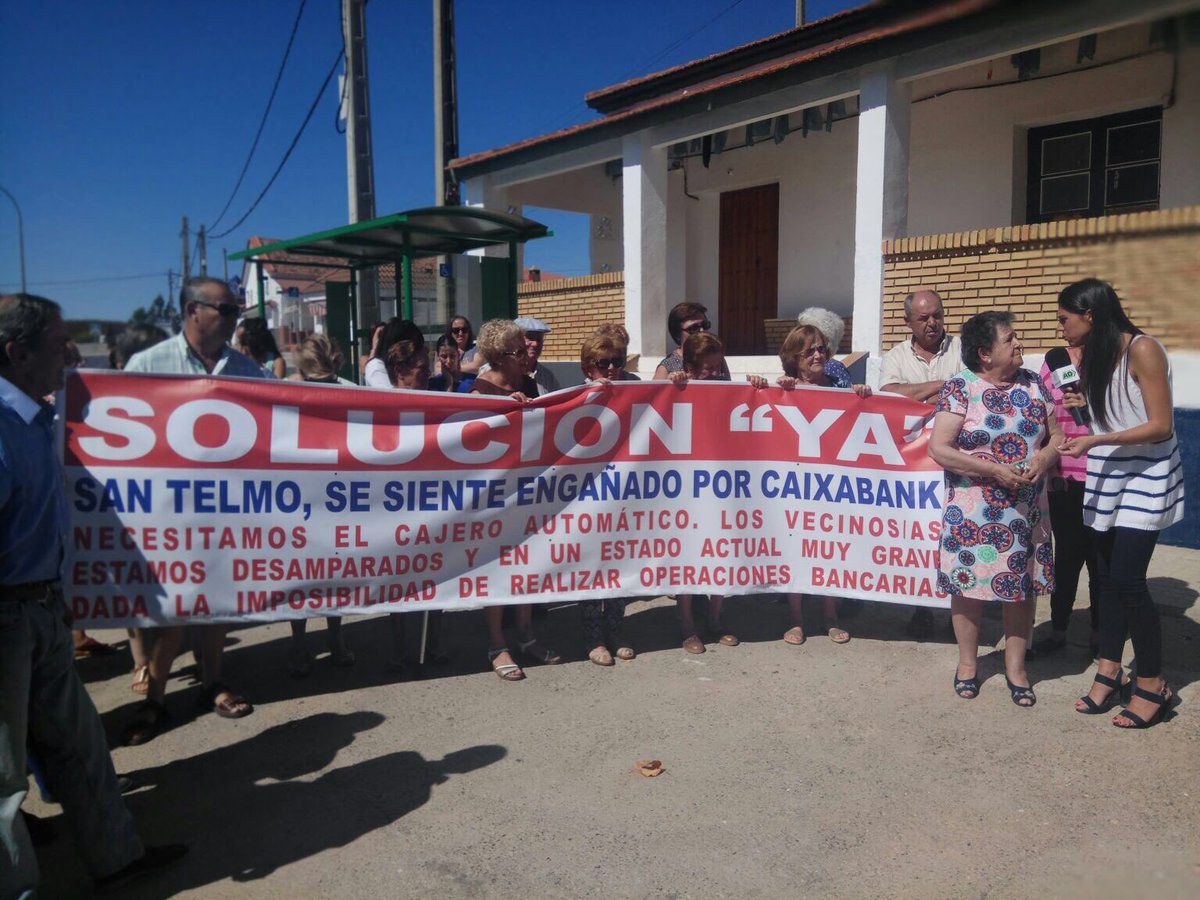 MLorena_C's tweet photo. "No podemos estar abandonados desde hace un año sin tener un cajero automático". Hoy denuncian en @adirecto #SanTelmo #Cortegana #sinbanco https://t.co/OAPN4eEVVm
