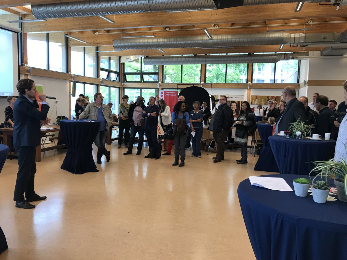 StadsdeelZuid's tweet photo. Aftrap eerste #Werkmarkt 50+ in Zuid door @MarijnvB met interessante vacatures en gelegenheid tot netwerken https://t.co/ylpq8Shgla