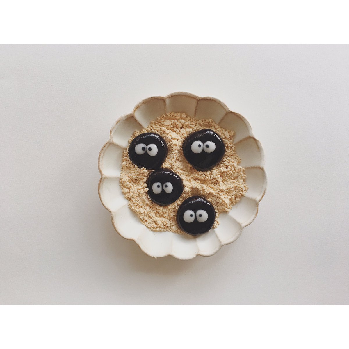 Y U K I 今日のおやつは まっくろくろすけを作ったよ 𓈒𓆸 ジブリ となりのトトロ まっくろくろすけ デコ白玉