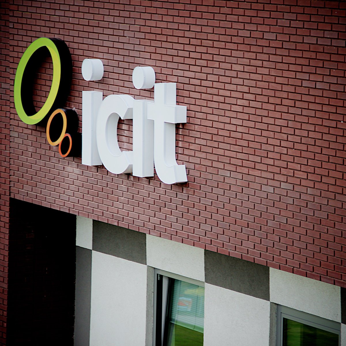 De ledreclame <a href="/ICITnl/">ICIT</a> staat nu duidelijk aan beide zijde op het nieuwe pand #LEDVERLICHTING