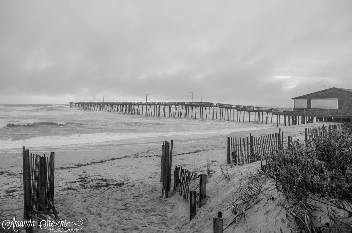 AmandaLouWho's tweet photo. Wind and waves have picked up. #HurricaneMaria #Hurricane #Maria #OuterBanks #OBX #NagsHead #NagsHeadPier #NorthCarolina https://t.co/9BSQ6qPiGa