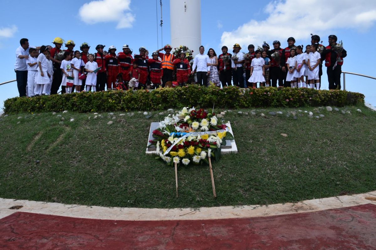alitomorenoc's tweet photo. Con patriotismo realizamos guardia de honor y ofrenda floral en el asta bandera monumental junto a nuestros #HéroesDeCampeche. https://t.co/rAlmzJ6Ri7