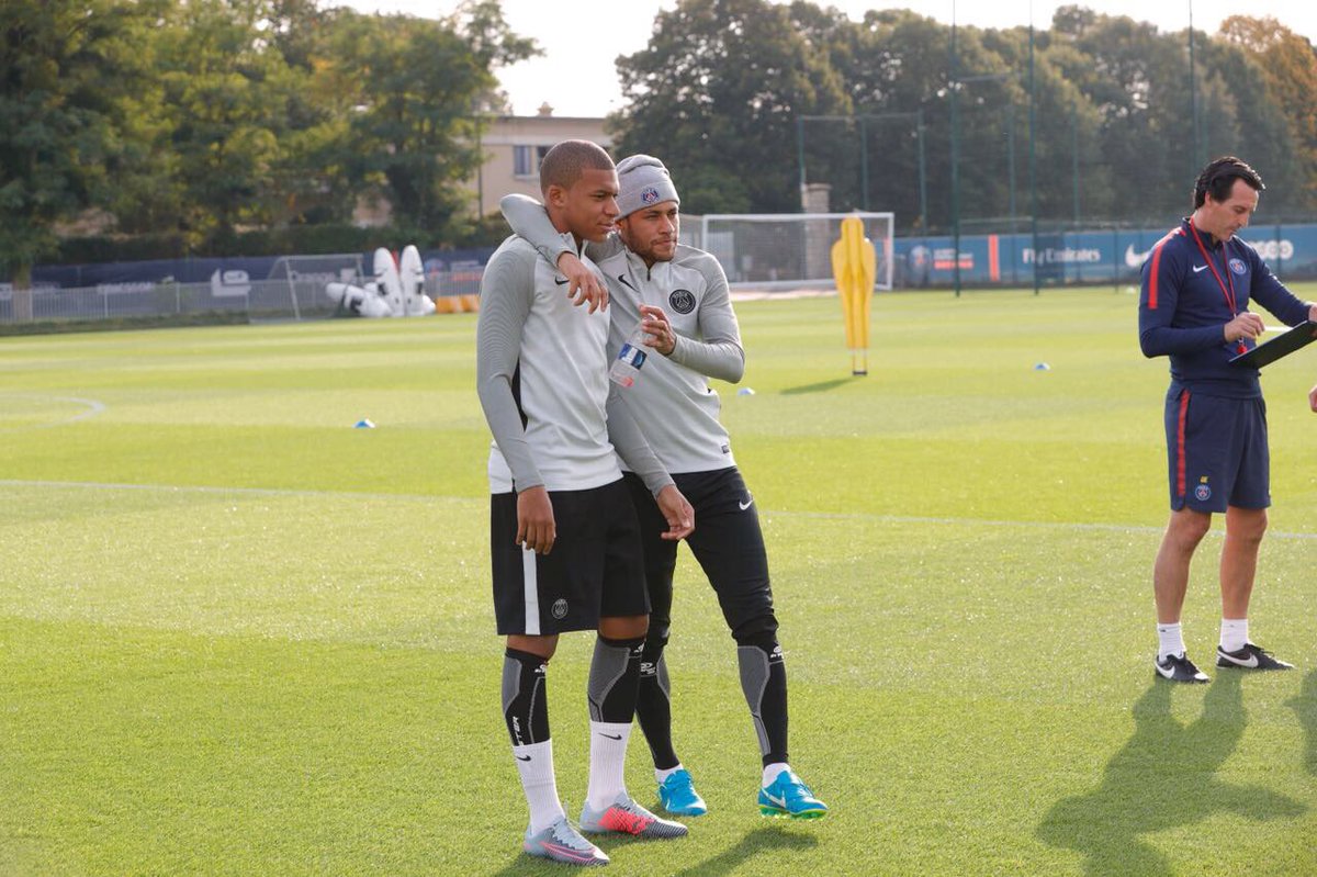 KMbappe's tweet photo. READY 👑🤙🏽 #PSGFCB @neymarjr https://t.co/DJHI5ZWrzw
