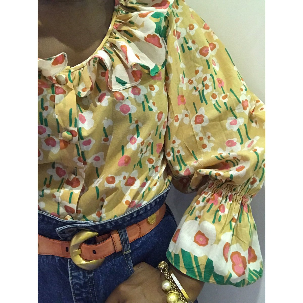 stylebybello's tweet photo. #Frills &amp; super high waisted #jeans for #Zuma tonight. All from #PortobelloRoad. #ootd #outfit #look #style #vintagestyle #vintage #fashion https://t.co/qjWi4l3Lb6