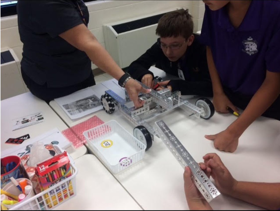 FtcRobo's tweet photo. Working on our first ever robot. #omgrobots #IPSBProud @msa_w @MSA_Teacher @ttaylorthesciencelady https://t.co/NbQAQ7Mipf