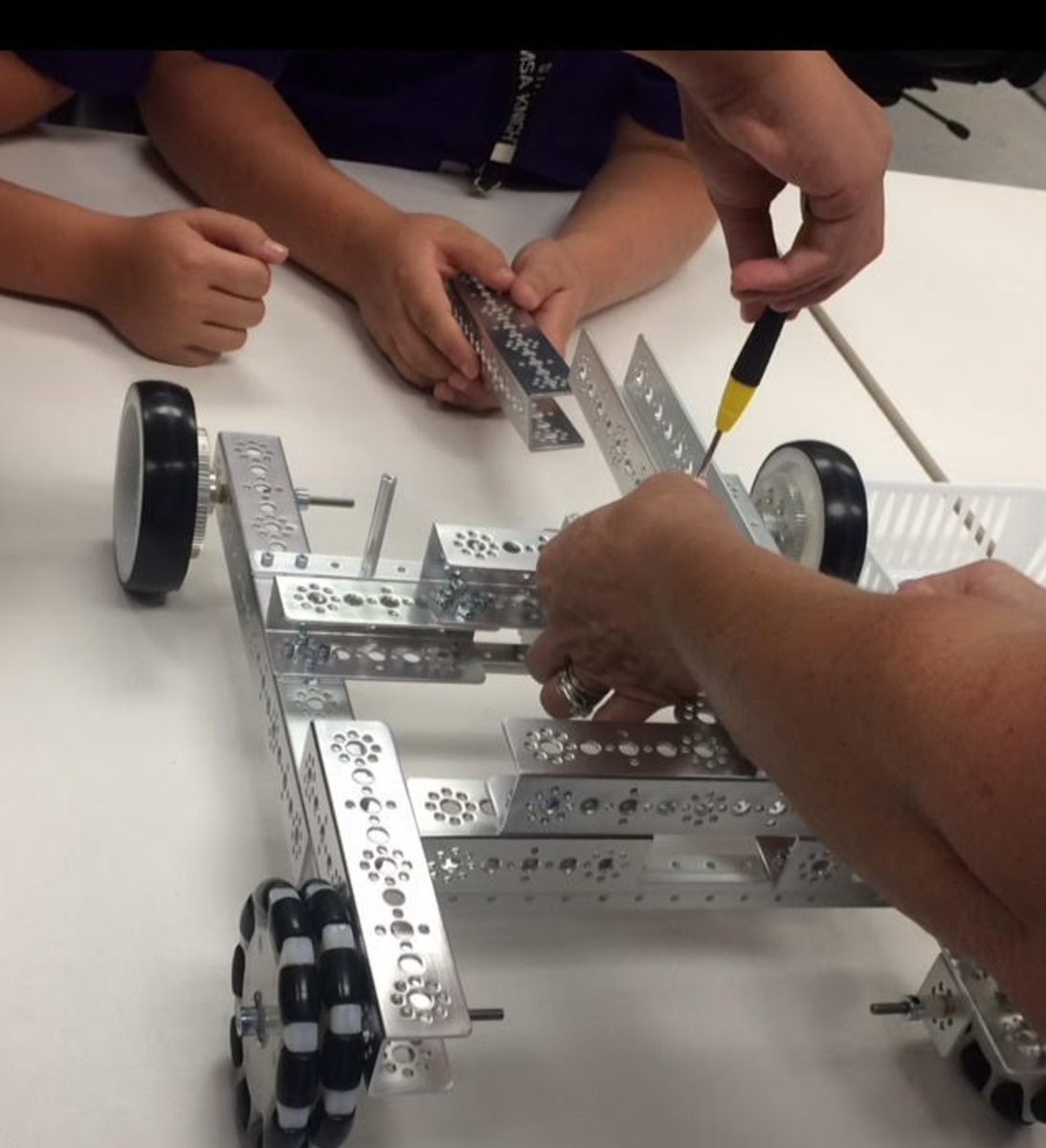 FtcRobo's tweet photo. Working on our first ever robot. #omgrobots #IPSBProud @msa_w @MSA_Teacher @ttaylorthesciencelady https://t.co/NbQAQ7Mipf
