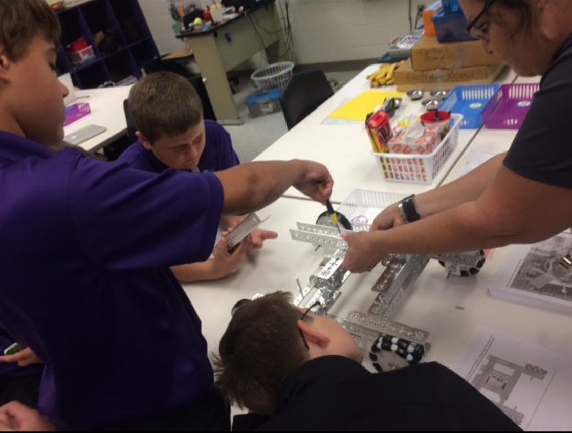 FtcRobo's tweet photo. Working on our first ever robot. #omgrobots #IPSBProud @msa_w @MSA_Teacher @ttaylorthesciencelady https://t.co/NbQAQ7Mipf