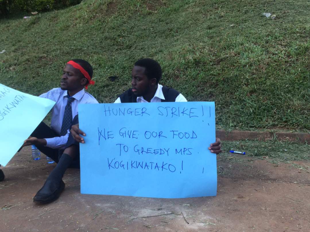 jonahkirabo's tweet photo. It's not yet over @MakerereU as a section of students go on a hunger strike. #AgeLimit #tojikwatako #BeeUpdates @campusbeeug https://t.co/OBrcYbgKoc