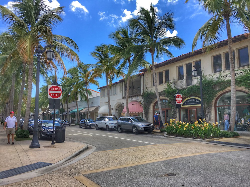 #WorthAvenue is home to Gucci, Chanel, Tiffany &amp; Co, Saks 5th Avenue, Neiman Marcus and more. bit.ly/2eBmZz9 #Travel #PalmBeach