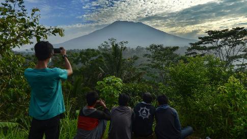 wunderground's tweet photo. Volcanic Eruption Fears Prompt 75,000 to Evacuate in Bali https://t.co/womuu5srZm https://t.co/cQxY1OspgF