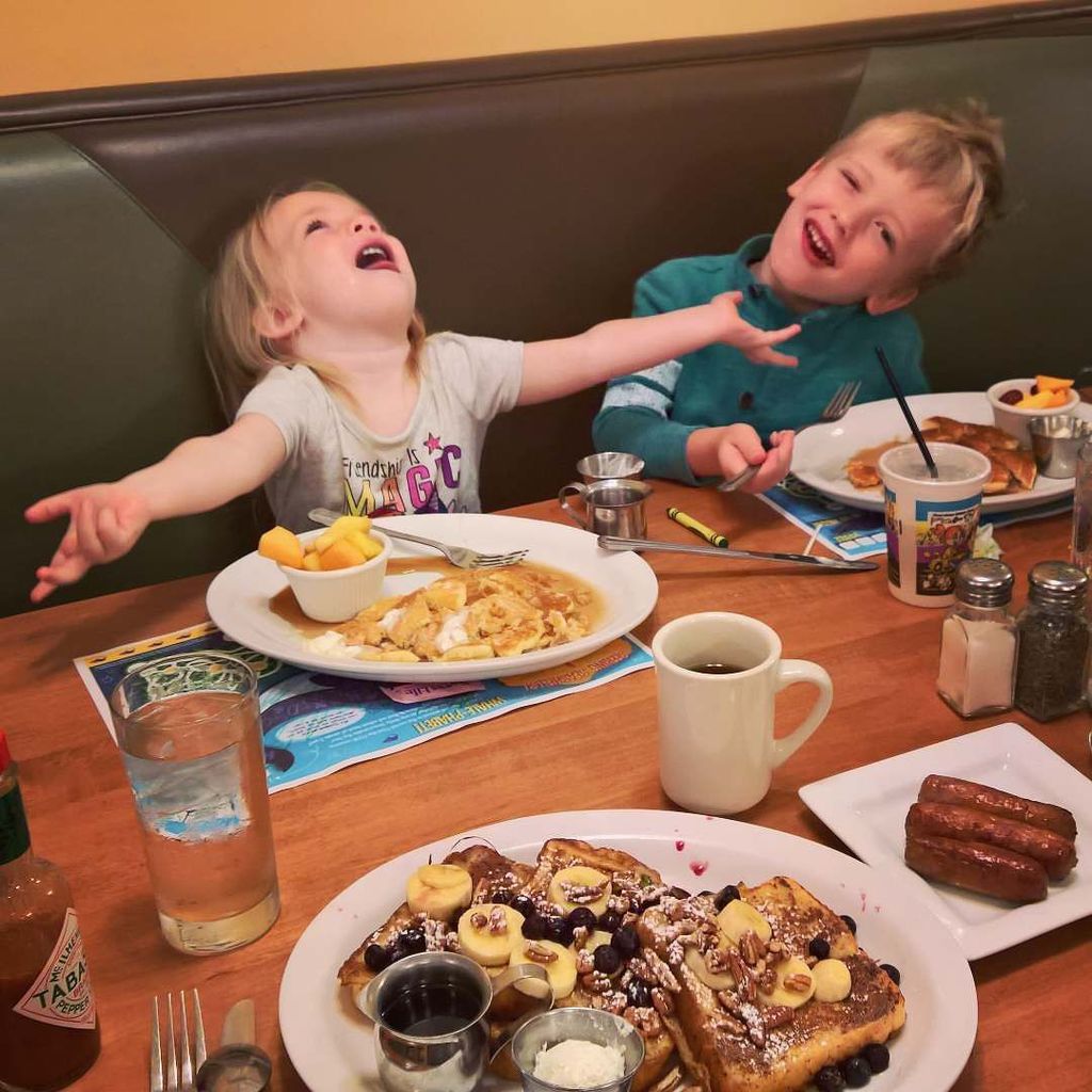 caseywildclay's tweet photo. Our last breakfast at @StClairBroiler (Carnival #frenchtoast, served w/ a side of crazy kids) #restaurantclosing #… https://t.co/EFdZV917Bb https://t.co/uHO5KP5ibX
