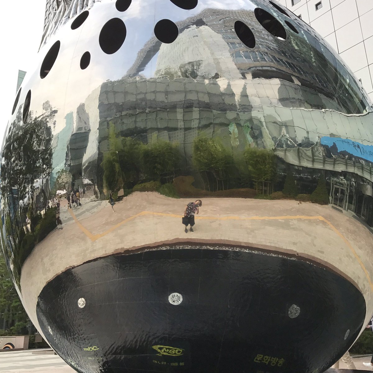 mori_chiyoko's tweet photo. 韓国のMBC放送センターで開催中のMU:CON(ソウル国際ミュージックフェア)に参加してます。世界各国の音楽関係者が集まり講演、商談、ショーケース…んで、私の大したことない英語が大変なことになってる。
「マイ ネーム イズ モリチヨコ イムニダ…」
#mucon2017 https://t.co/cx6EkrxCR5