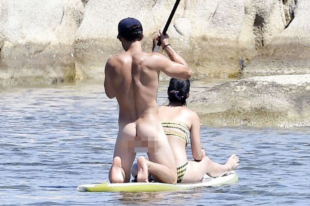 Orlando bloom reacts to nude paddleboarding photos