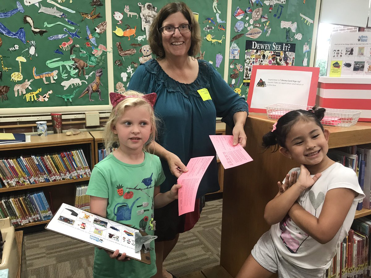 patriciaeyer's tweet image. @palisadespubliclibrary @WOSnews #mrssheehyWOS students learn to locate books using a scavenger hunt📘📒#nationallibrarycardmonth