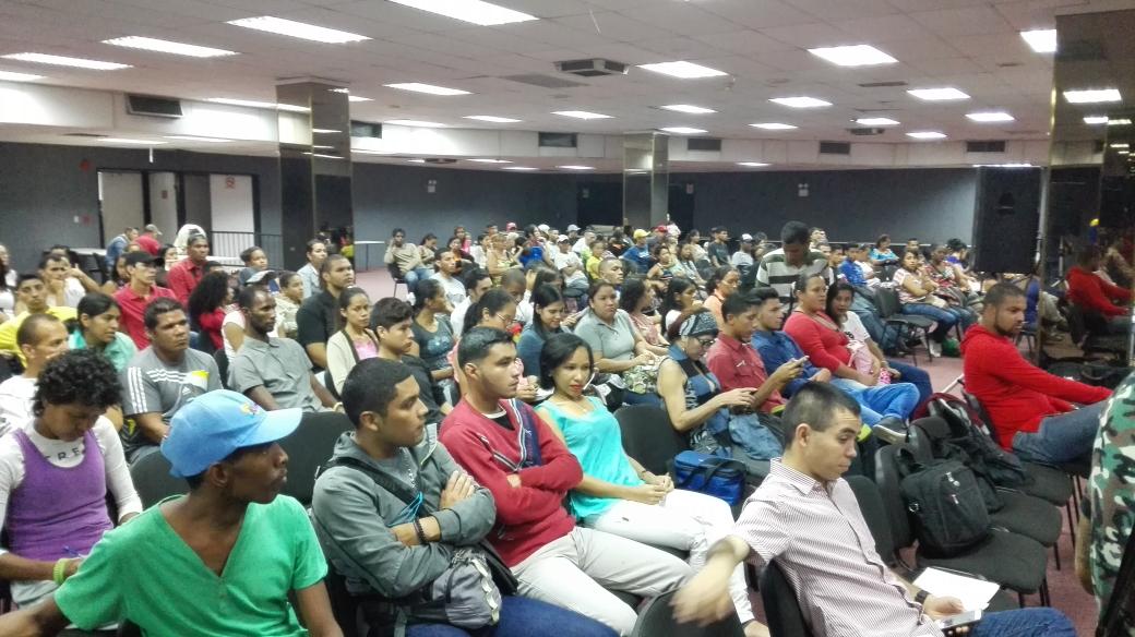 FreddyBernal's tweet photo. Pdte @NicolasMaduro hoy estamos realizando el 1er encuentro de jovenes Agrourbanos que decidieron producir en la patria #ChambaJuvenil https://t.co/Bvk5ZDrKqV