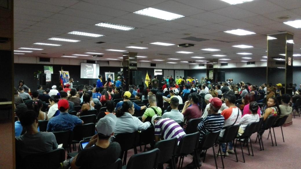 FreddyBernal's tweet photo. Pdte @NicolasMaduro hoy estamos realizando el 1er encuentro de jovenes Agrourbanos que decidieron producir en la patria #ChambaJuvenil https://t.co/Bvk5ZDrKqV