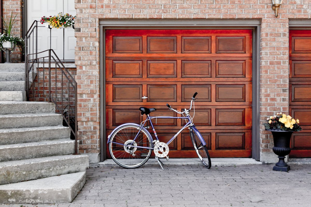 Action_Lock's tweet image. #Tip -Check that your #garage door securely locks. Try a deadbolt, many locks, or a padlock with a digital pass code ow.ly/ASXt30frhlK