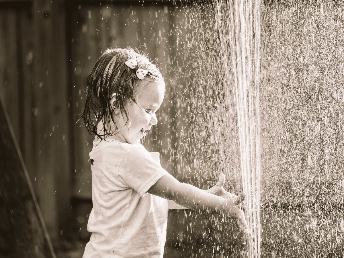 murphychatt's tweet image. When it’s #100degrees ☀️, and you don’t have a pool 🏊🏼, you improvise with a #sprinkler !! #dadlife #redneckingenuity #sprinklerfun