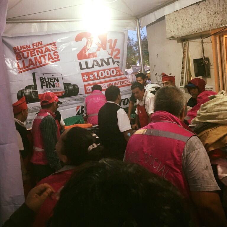 CarlosRoberts's tweet image. Ayer cenaron rico 250 brigadistas y rescatistas voluntarios.
Y... ¿Qué crees?... El viernes también lo volveremos a hacer. #FuerzaMéxico