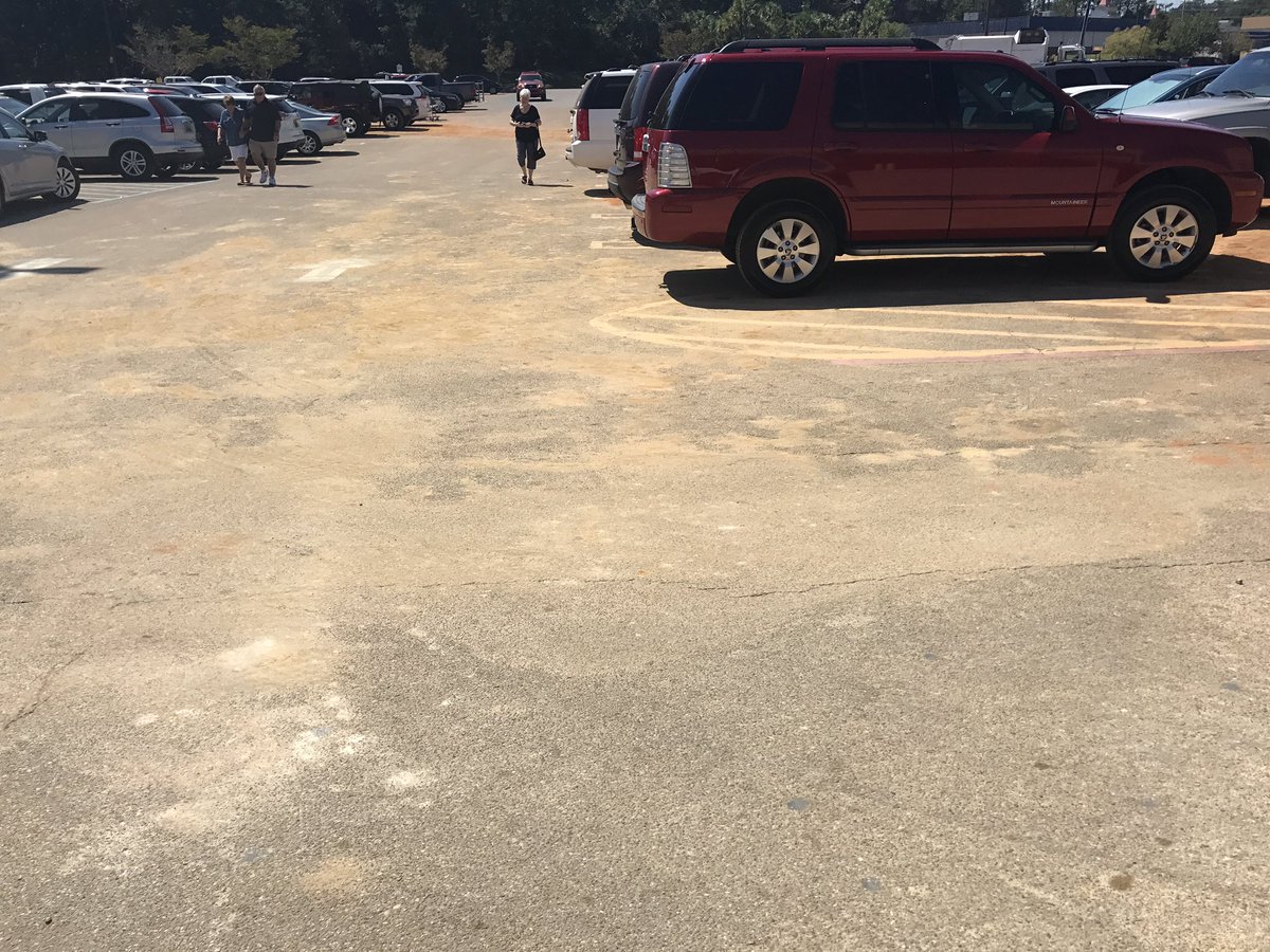 ReadyFreshFoods's tweet image. I guess it's ok to have the filthiest parking lot and be ok with it... should be free car washes after driving in this sandstorm @SamsClub