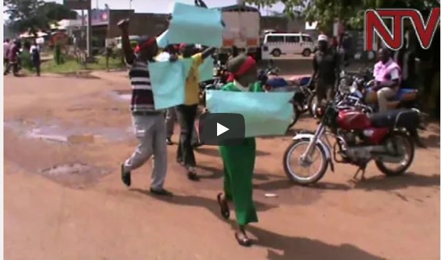 ntvuganda's tweet photo. Togyikwatako e Bugiri: Amasasi ne ttiyagaasi bivuddeyo #NTVNEWS https://t.co/yl92ab1ICa https://t.co/TQZQtoCVYf